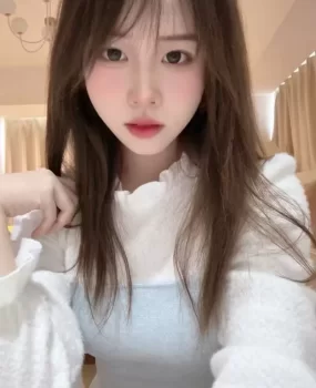 20岁不到的小美女