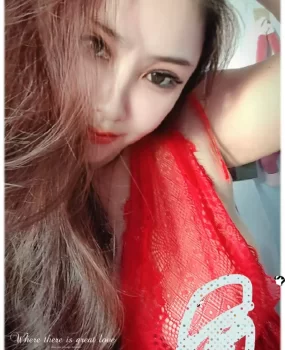 身材白净小美女