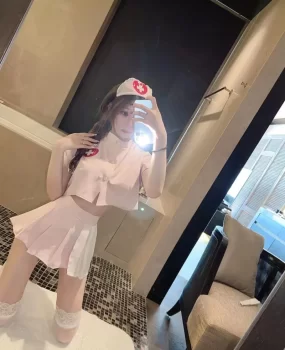 男科医院做护理性感苗条身材情趣护士装女孩