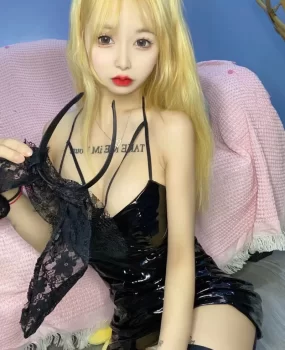 喜欢玩渔网袜魅惑的正妹一枚