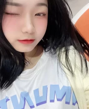 一个f杯的微胖妹子