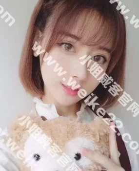 难得的兼职妹子，皮肤特别白，眼睛很大!