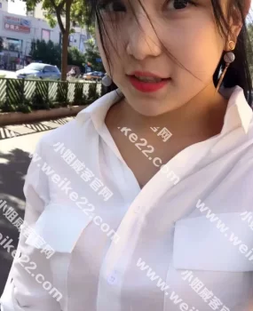 青春良家款自聊自做的大奶嫩妹，外表清床上床特会发骚，女友式关爱