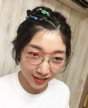 眼镜制服丝袜性感诱惑