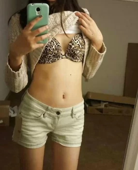 奶子很丰满 逼毛也不少 插到喷水